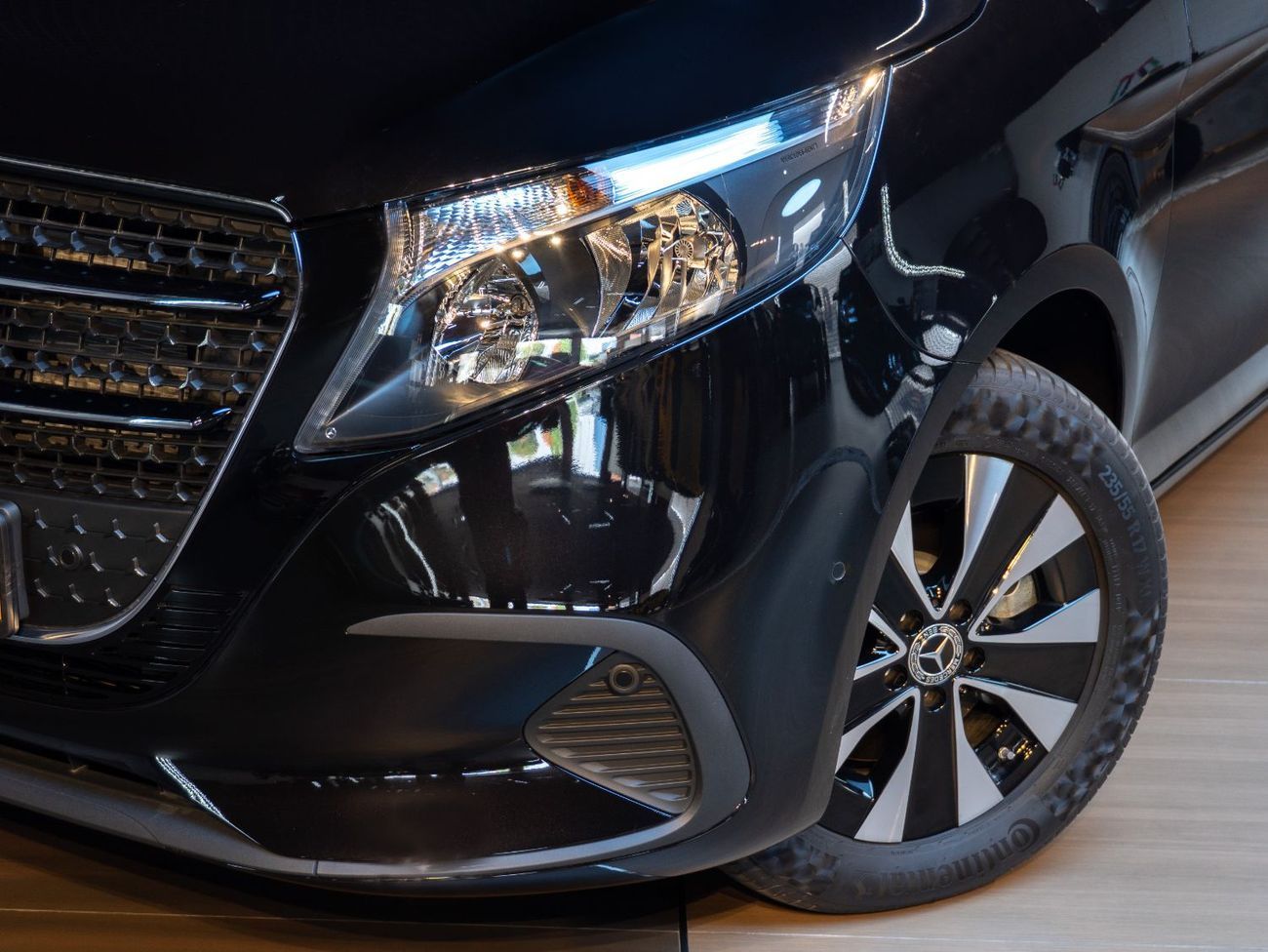 مرسيدس بنز V 300 4,556PM I Brand New I Mercedes-Benz V-Class V300 Style I 2025 I with 2 Years Dealer Warranty