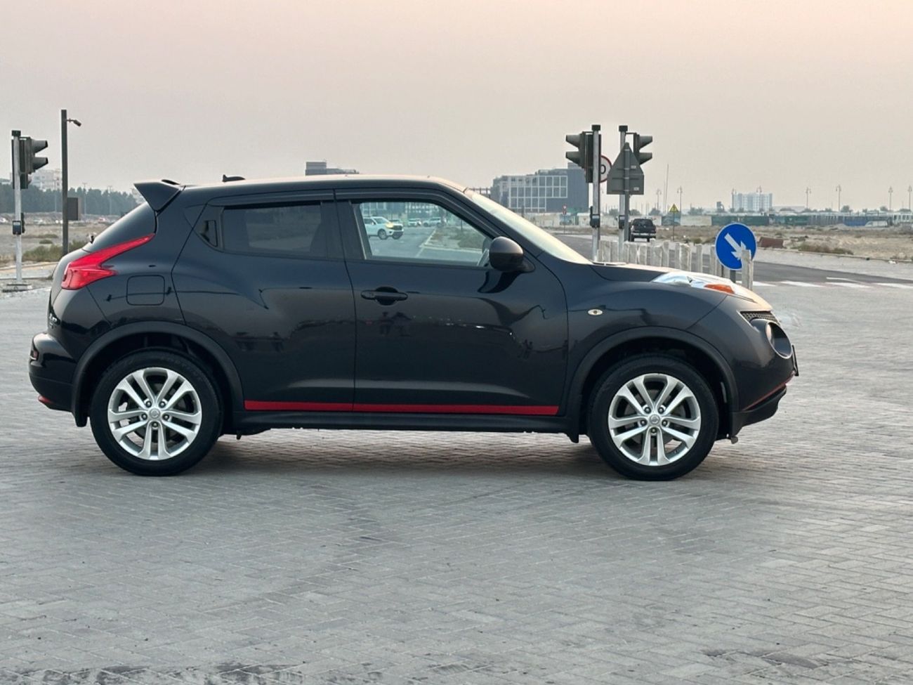 نيسان جوك موديل 2013 حاله ممتازه من الداخل و الخارج فل مواصفات فتحه وجلد ومثبت سرعه وتحكم كهربي كامل