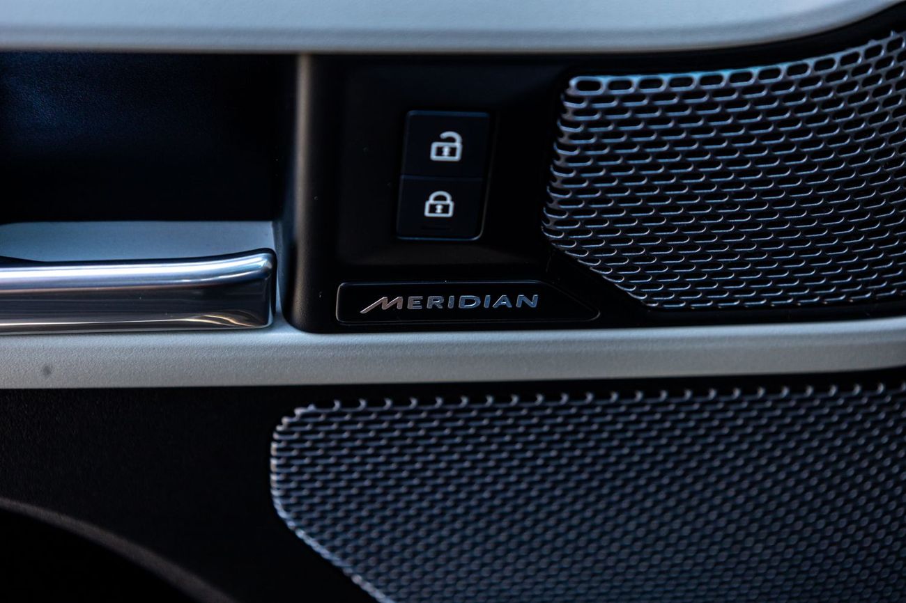 Land Rover Defender P300 90 SE 2.0L (6 Seater)