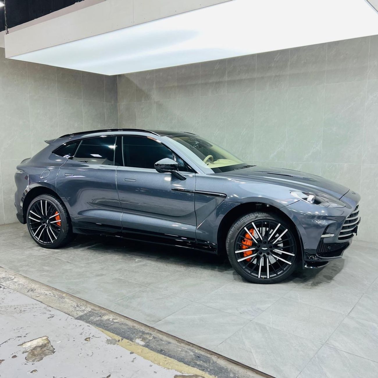 أستون مارتن DBX DBX707