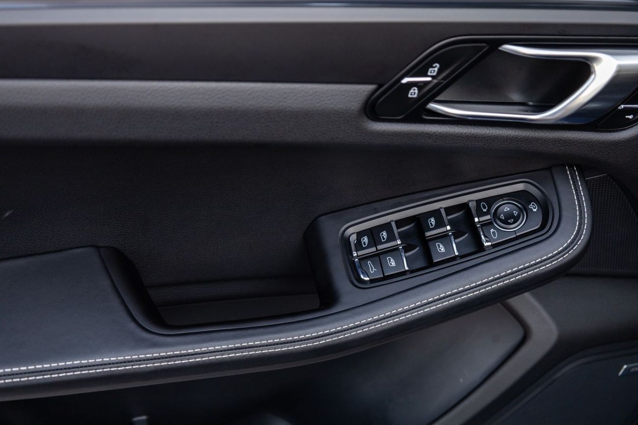 Porsche Macan STD (2.0L 4 Cyl Automatic Petrol SUV/Crossover All Wheel Drive 5 Seats 5 Door), миниатюра 12