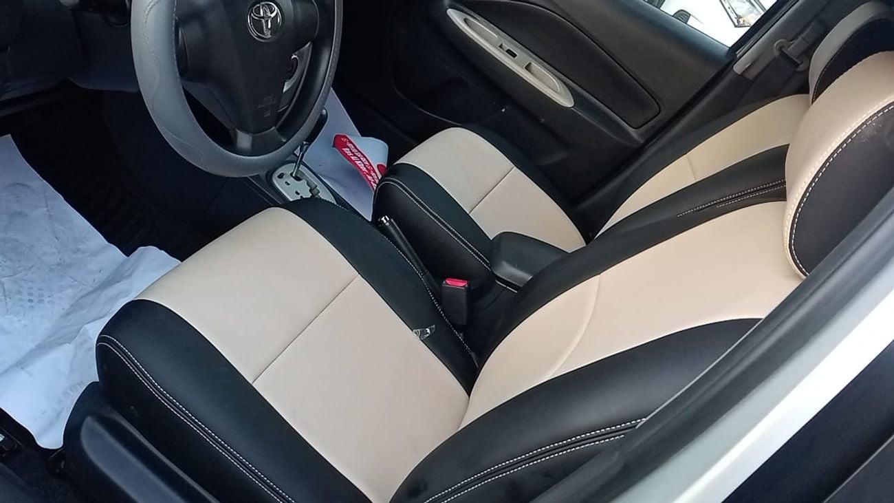 Toyota Yaris BASE