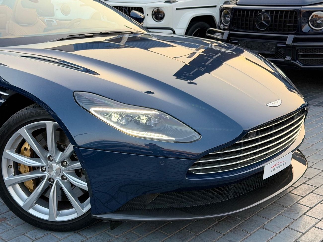 أستون مارتن DB11 Volante 4.0L