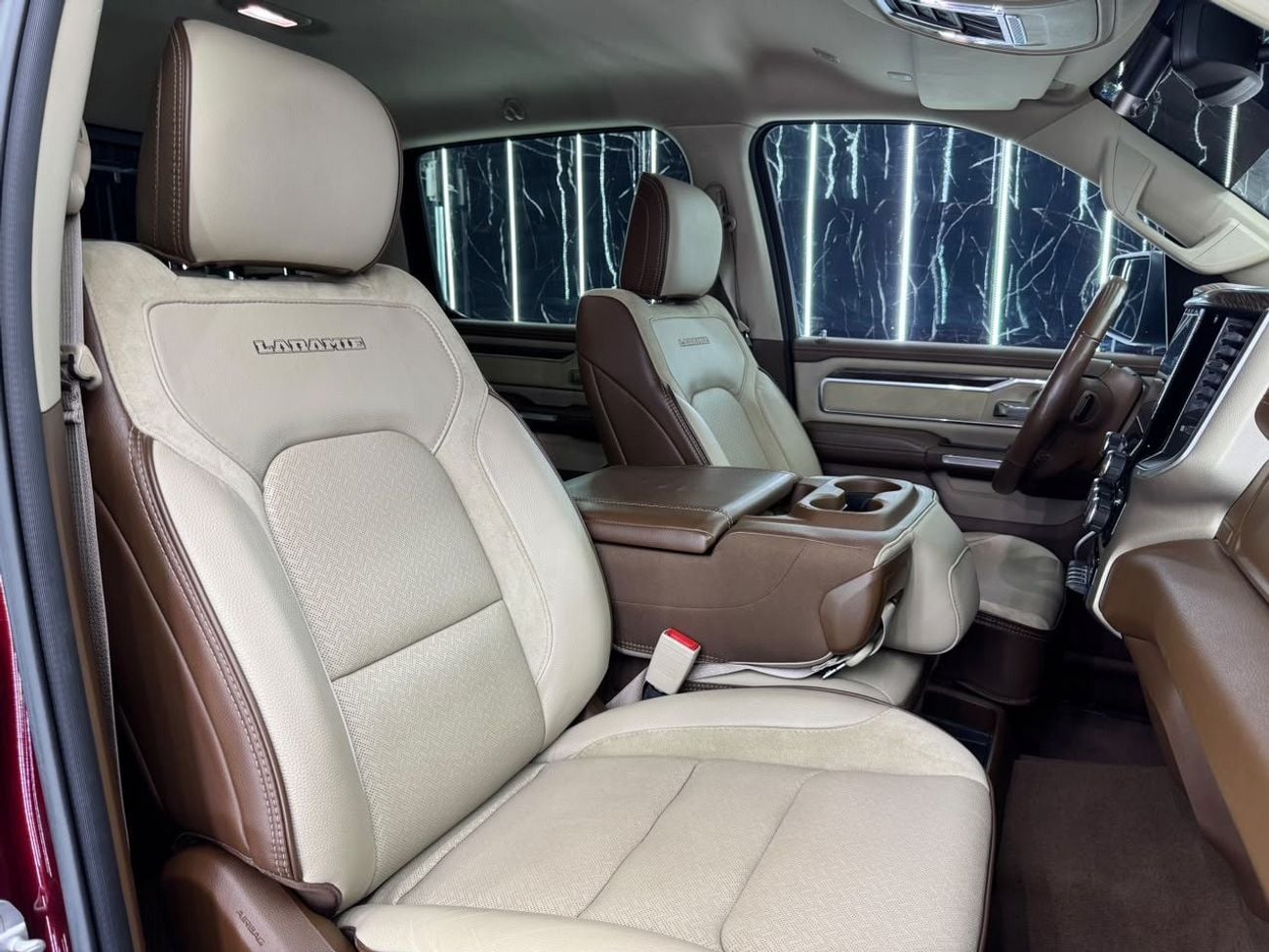 رام 1500 LARAMIE CREW 2020 RAM 1500 Laramie 5.7L HEMI V8 | 4x4 | GCC Ready | Luxury Pickup