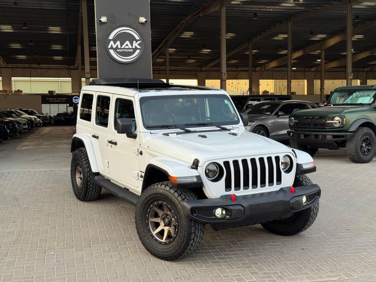 Jeep Wrangler Unlimited Sahara 3.6L 3.6L V6 / SAHARA / PANORAMIC ONE TOUCH ROOF / LEATHER / BIG SCREEN / LOW MILEA
