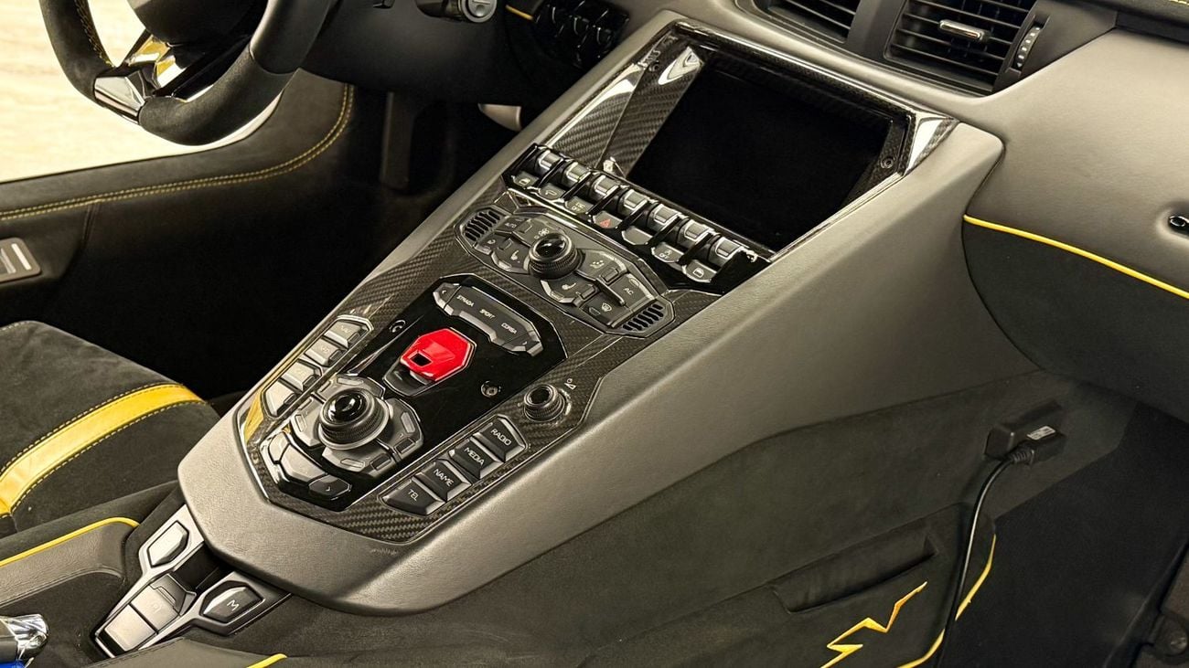 Lamborghini Aventador 6.5L V12 Lamborghini Aventador SV 2017 - LP 750-4 SV Roadster - Yellow (Giallo)