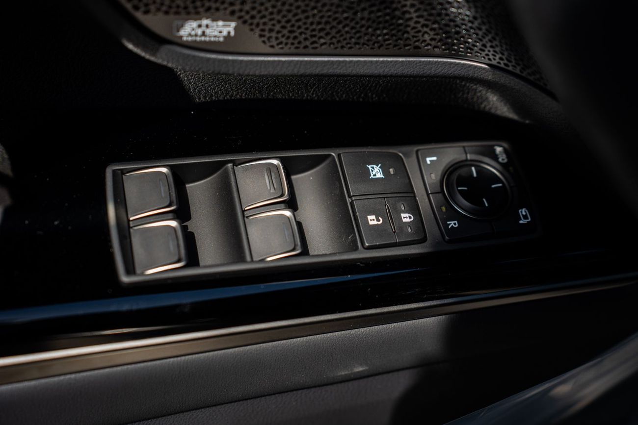 Lexus LX 700h Lexus LX 700 2025 3.5L hybrid  Transmission Automatic  Signature 7 seats  Full option  22 rims  Hudp