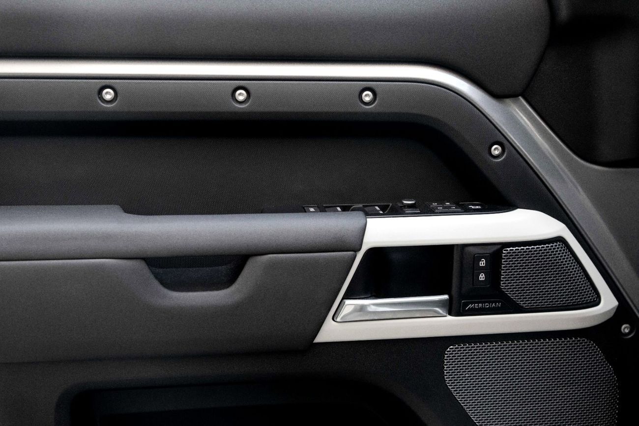 لاند روفر ديفندر Defender P400 SE | 4,700 P.M | 0% Downpayment | Immaculate Condition!