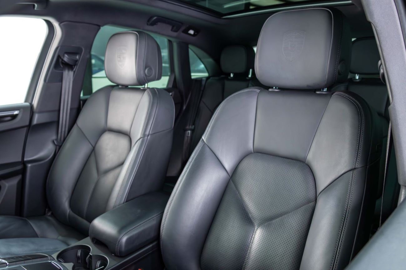 Porsche Macan Std 2.0L (260 HP) Special Color - GCC Specs - Immaculate condition