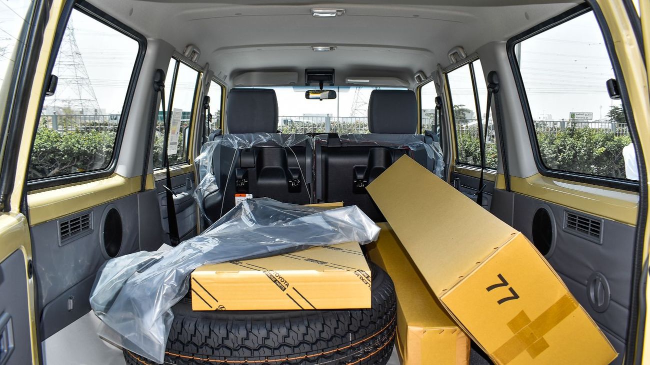 Toyota Land Cruiser 70 ECT0061 - Toyota Land Cruiser Hardtop 5 Doors - 4.0L Petrol Manual - Beige - LX