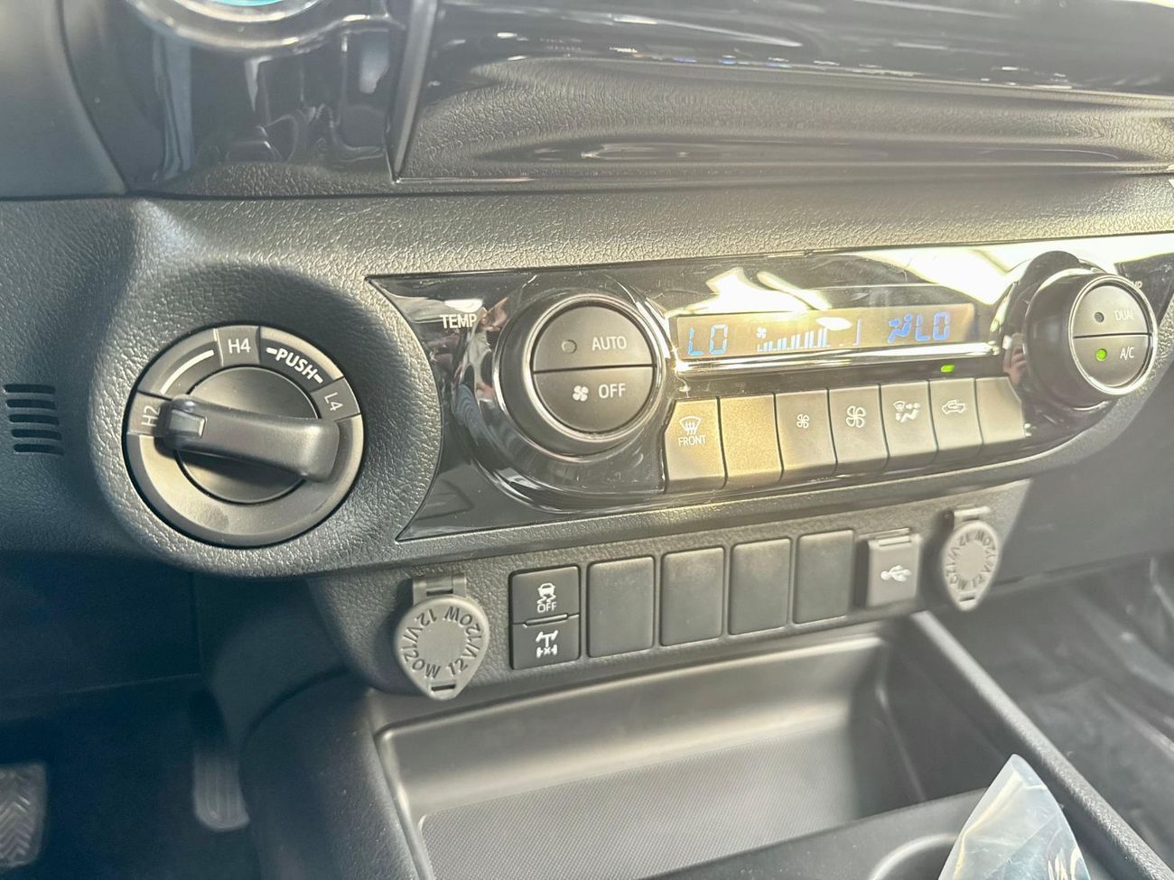 Toyota Hilux Toyota pickup Hilux adventure 2025 Petro engine 4.0L LHD fully automatic 4x4 Petro engine