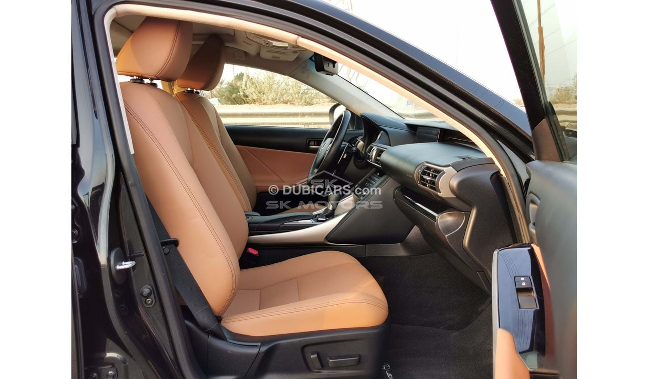 لكزس IS 300 3.5L, Can be registered in UAE, Clean condition (LOT # 6496)