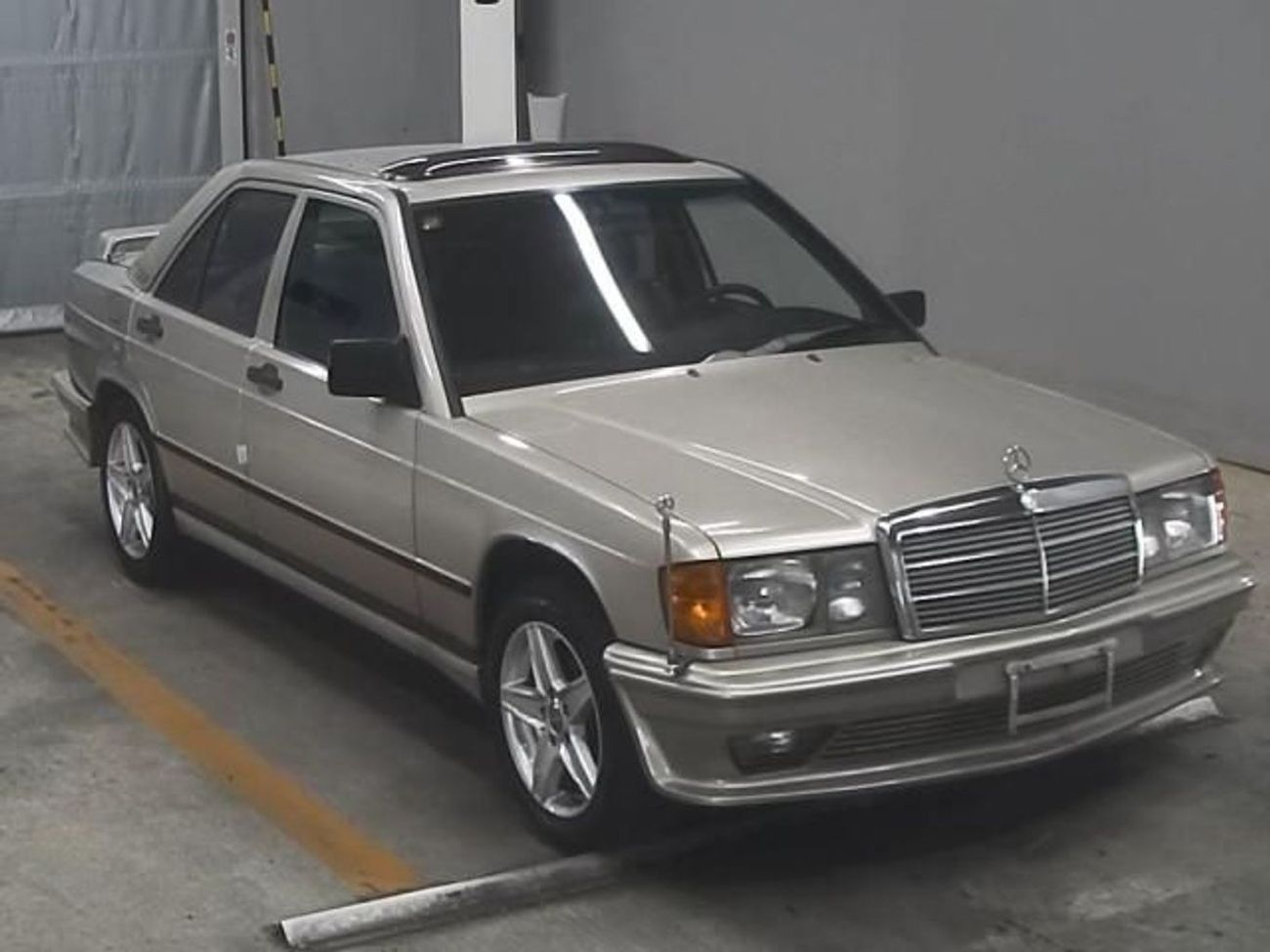 مرسيدس بنز 190 Available in Japan