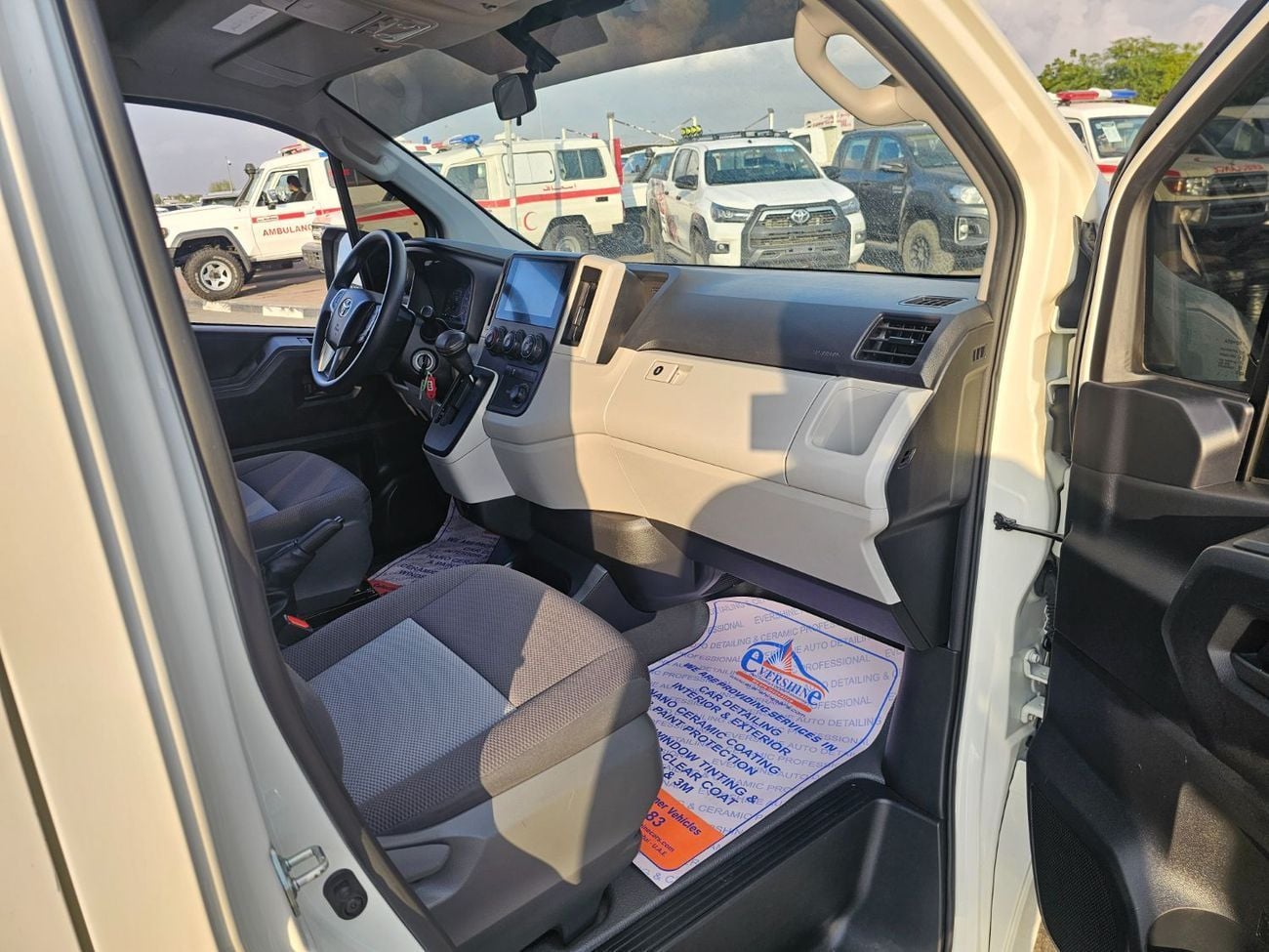 Toyota Hiace Commuter Highroof-3.5L-LHD-2WD-Side Glass-13 Seats- 4 Doors-Petrol-Automatic