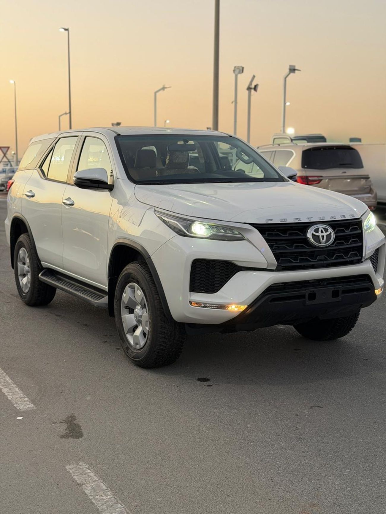 تويوتا فورتونر 2.4L DIESEL AUTOMATIC TRANSMISSION ( FOR RE-EXPORT ONLY )