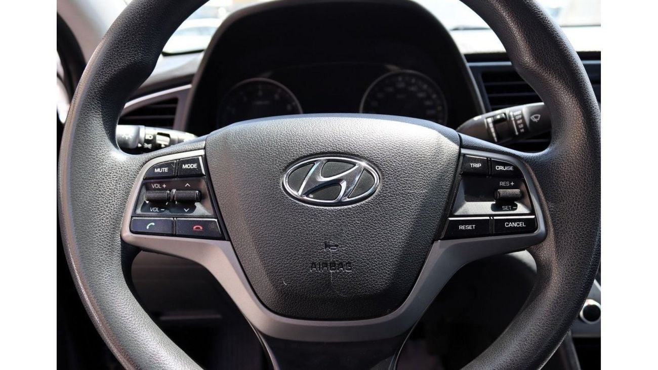 هيونداي إلانترا GL خالية من الحوادث - خليجي - فتحة سقف - مكينة 1600 سي سي - بحالة الوكالة من الداخل والخارج