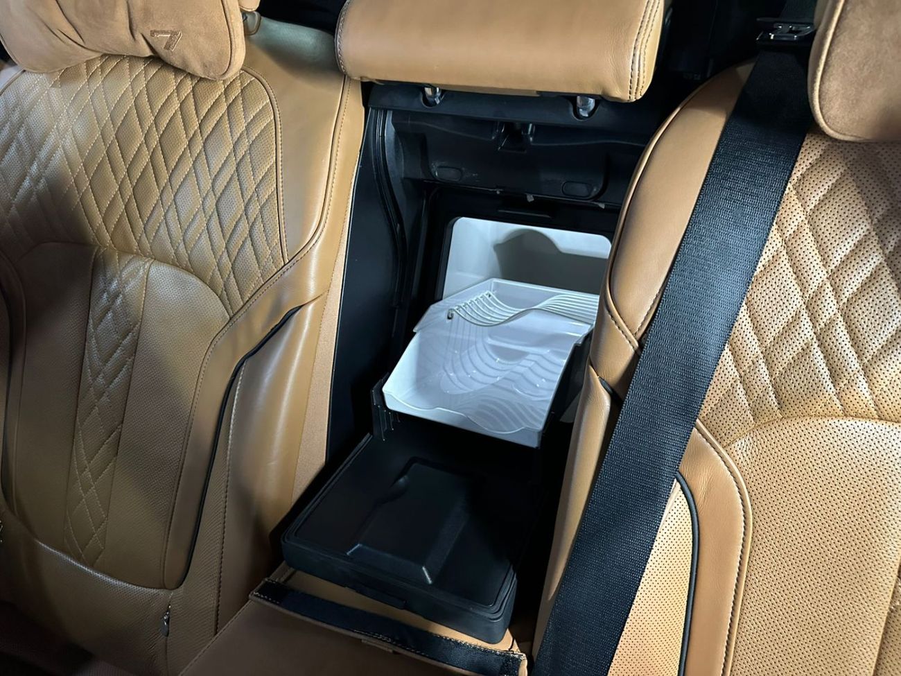 بي أم دبليو 750Li Luxury 4.4L (443 HP)