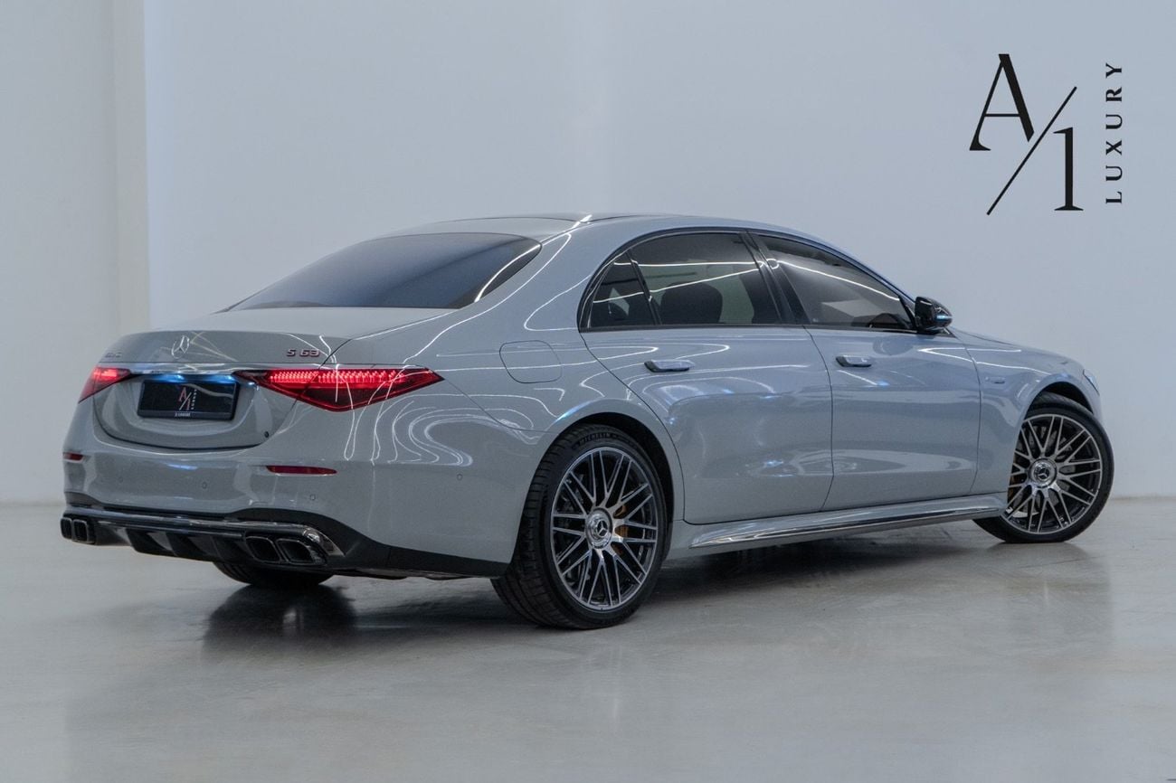 مرسيدس بنز S 63 AMG 2024 With black And Red Carbon Fibre Interior, Excellent Condition, European Spec