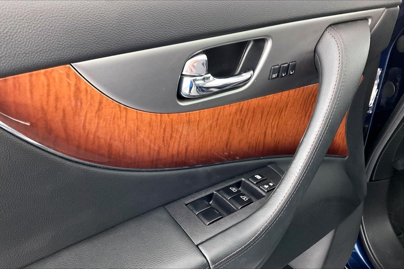 Infiniti QX70 Luxury / Luxe Sensory