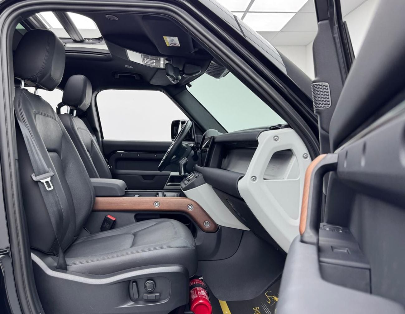 Land Rover Defender P300 110 X-Dynamic SE 2.0L (5 Seater) 2024 Land Rover Defender P300 SE, Land Rover Warranty+Service