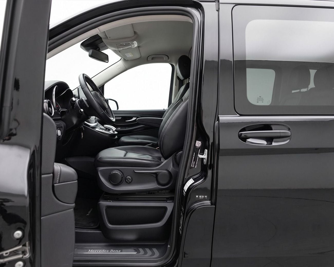 مرسيدس بنز V 250 AVANTGARDE LWB l GCC Specs l 2 Keys l AED 2,154 / Monthly