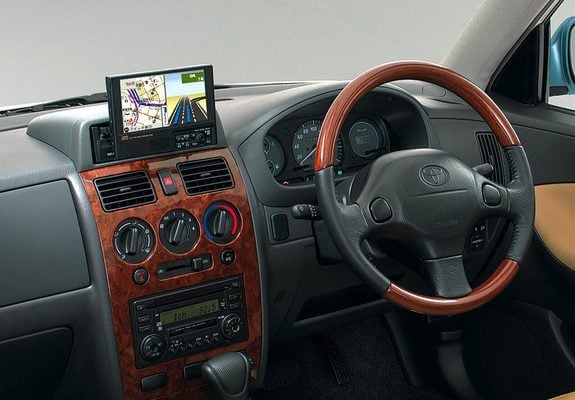 Toyota Duet interior - Cockpit