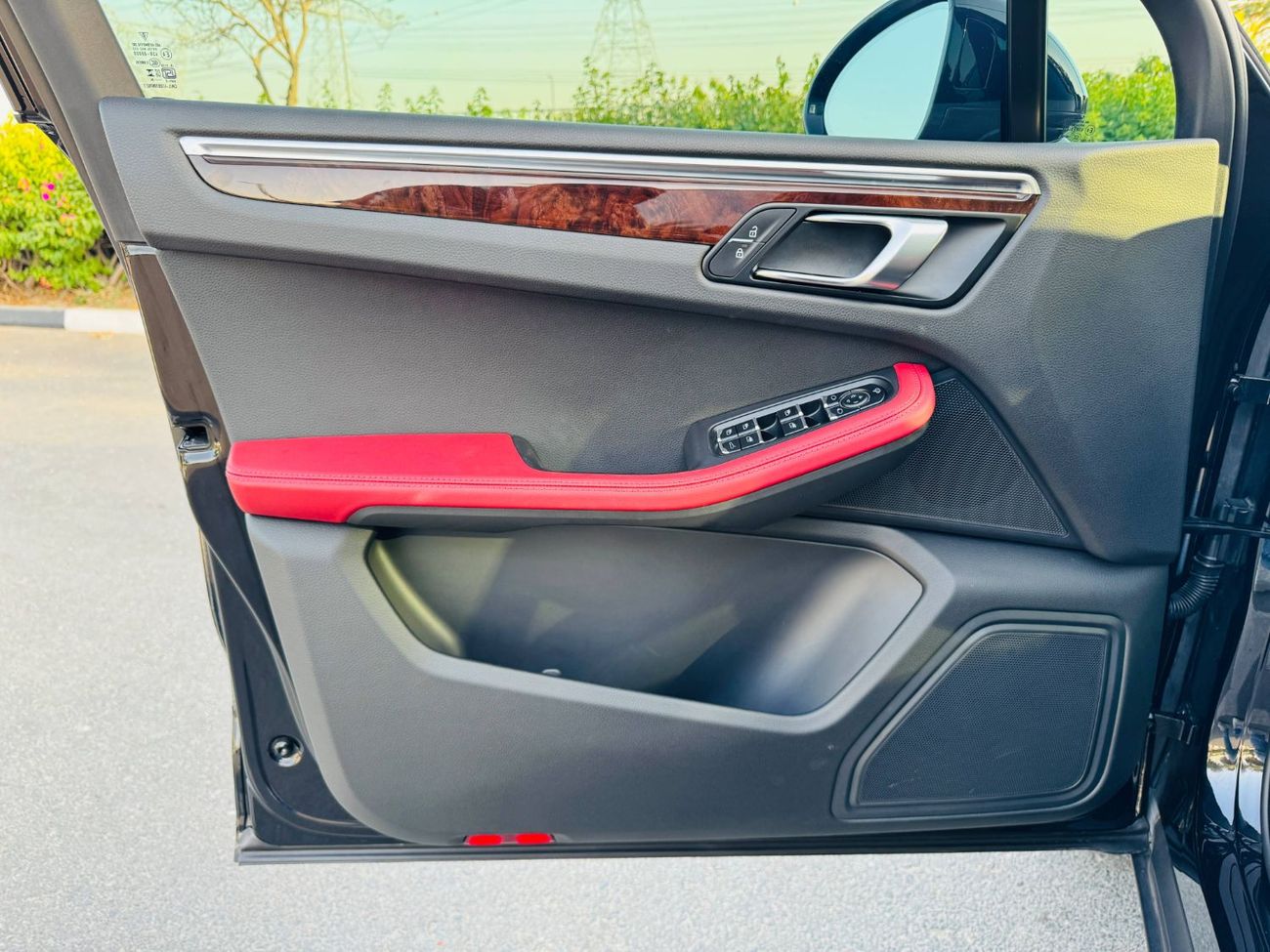 Porsche Macan Std 2.0L (252 HP) GCC SPEC UNDER WARRANTY NEAT AND CLEAN