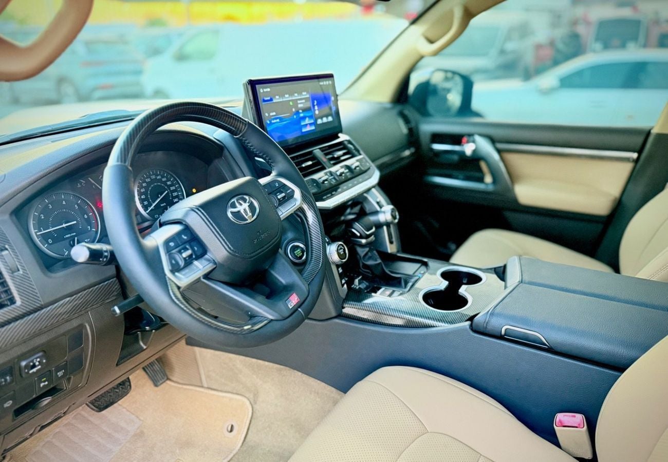 تويوتا لاند كروزر 2015 FACELIFTED 2025 WITH INTERIOR AND EXTERIOR FULL OPTION V6 GCC SPECIFICATION