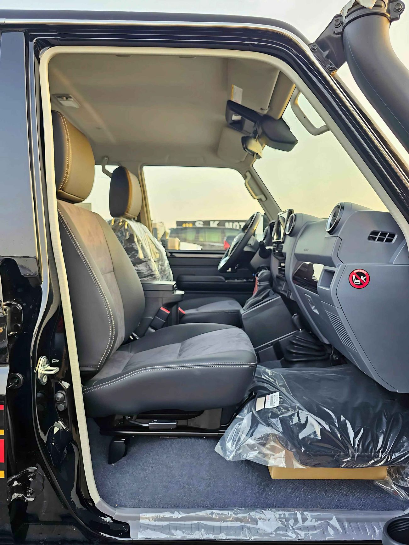 Toyota Land Cruiser 70 LC76  / A/T / 2.8L V4 DIESEL / WINCH SNORKEL / DVD CAMERA / HIGH OPTION / CODE # LX-Z