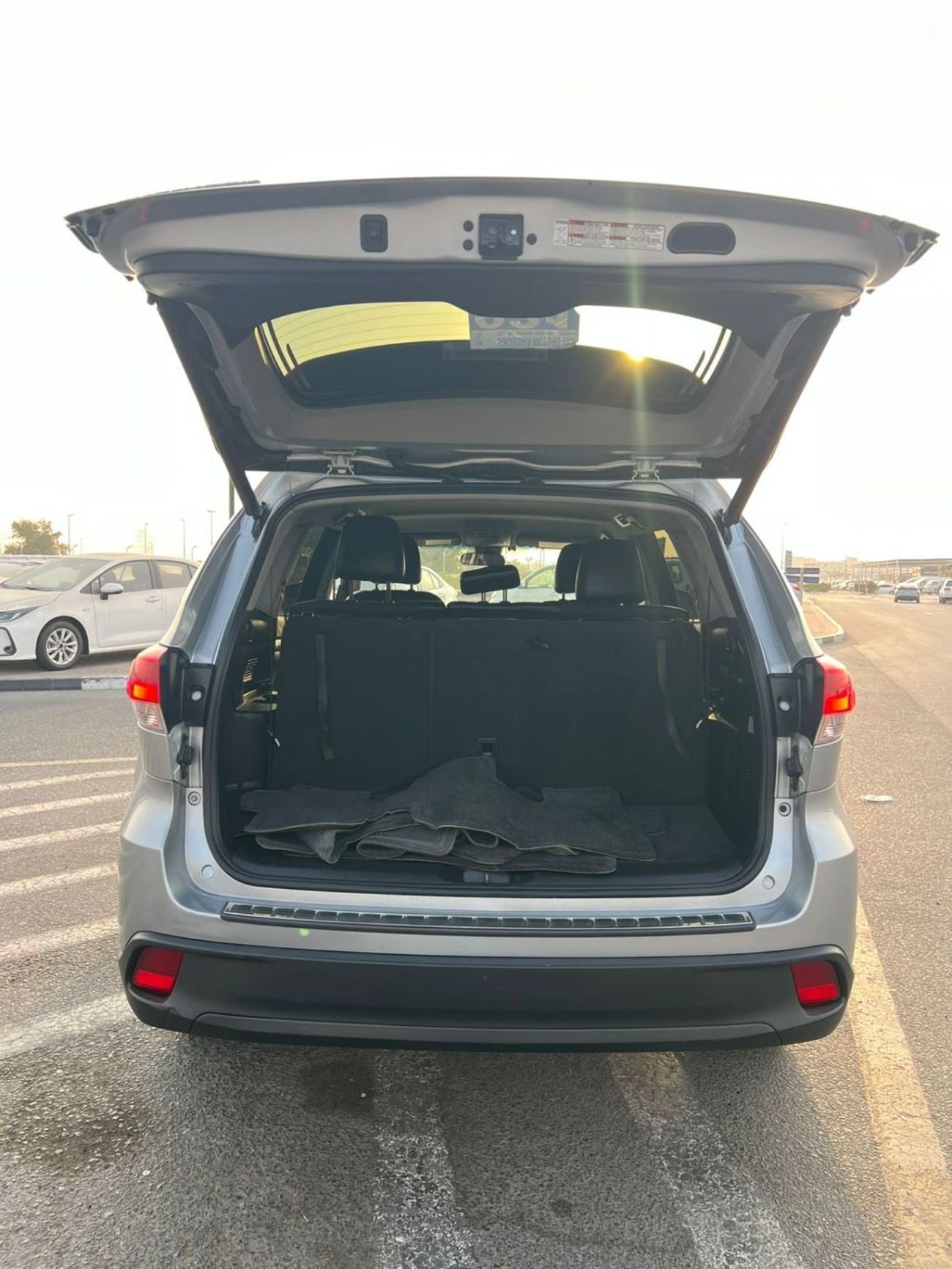 Toyota Highlander LE (NON GCC) 2017 Toyota Highlander - MidOption - 3.5L V6 - Full 7 Seater - Trunk Auto