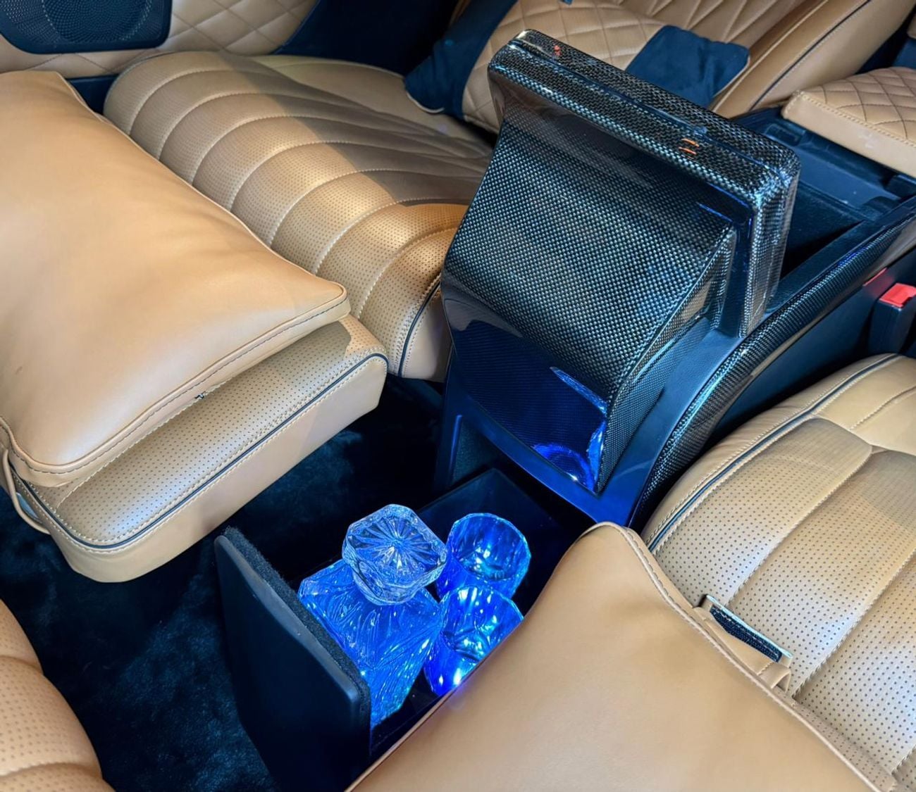 مرسيدس بنز V 250 2023 Mercedes-Benz V250 Line Conversion, 1 Year Warranty Unlimited KM, Full Service History, GCC