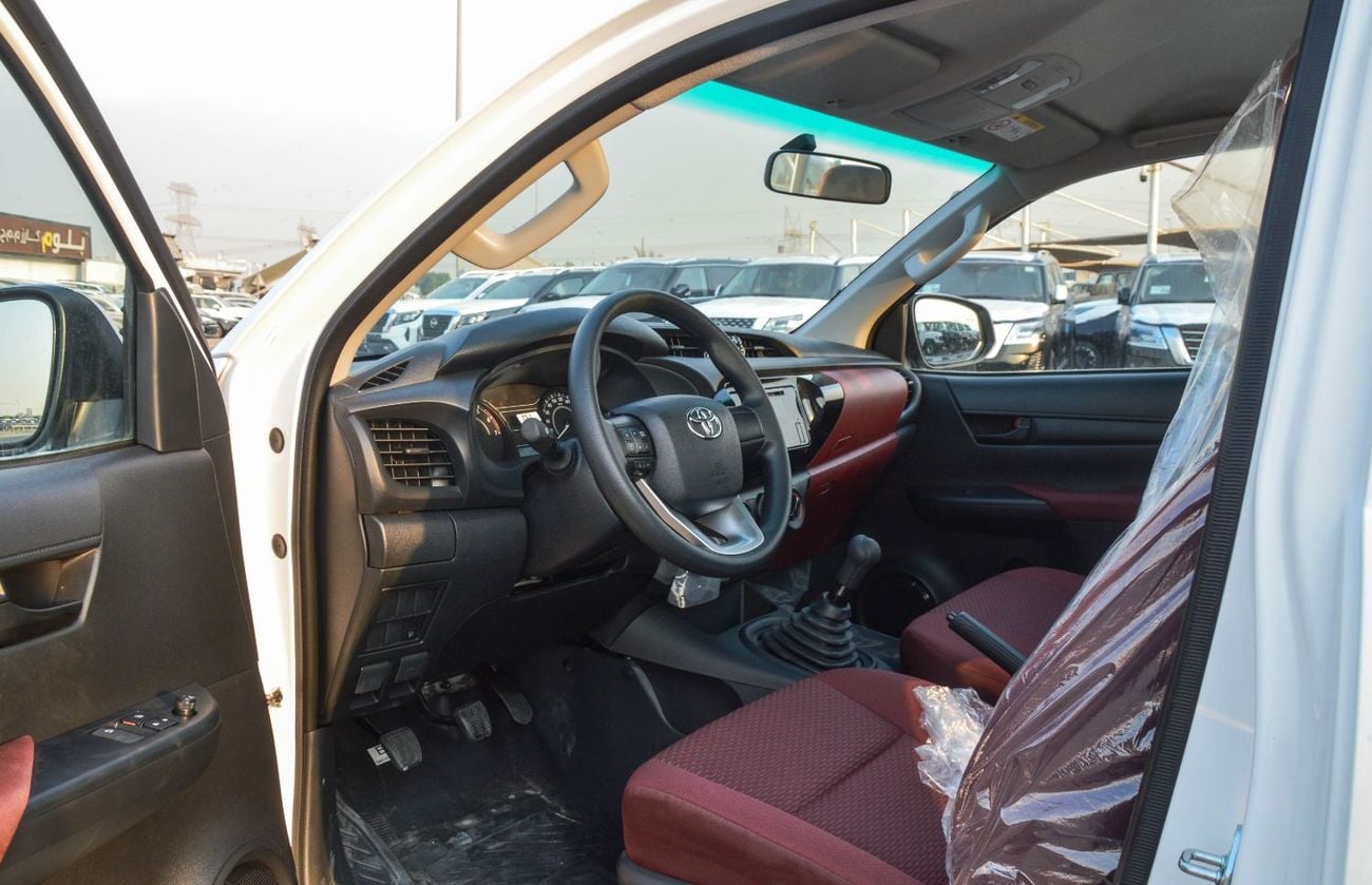 تويوتا هيلوكس 2.7L 4WD PETROL MT SC 2026