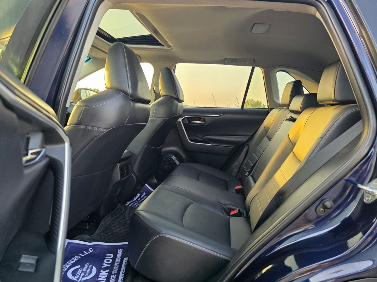 Toyota RAV4 XLE Premium Full option sunroof , Push button , Original leather seats and trunk automatic