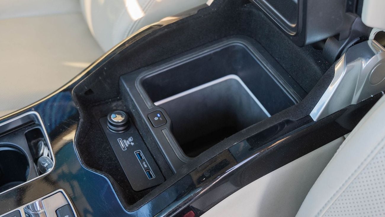 Land Rover Range Rover Supercharged 5.0L 2020 Land Rover Range Rover Vogue Supercharged LWB (Long Wheelbase) V8 5.0L AT Pet