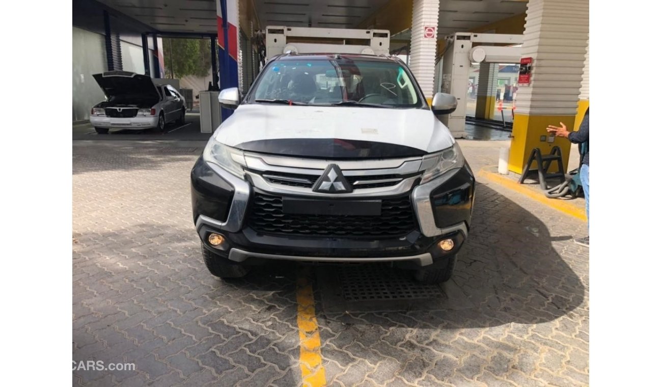 ميتسوبيشي مونتيرو port 2019 3.0L | GCC specs 4x4 , Sunroof , black leather , spoiler