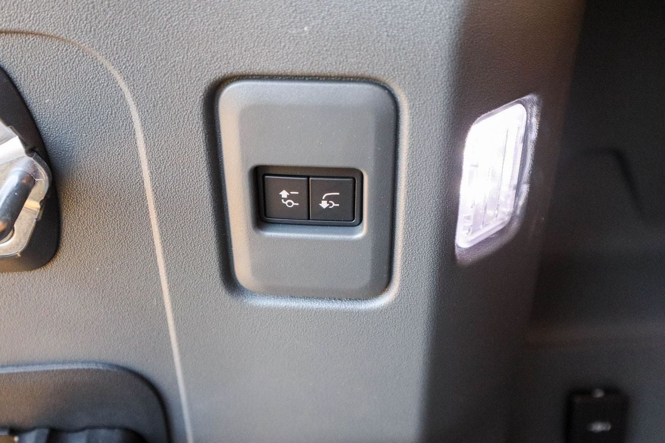 Land Rover Defender Land Rover Defender OCTA – 2026 Model V8 4.4-Liter Twin Turbo