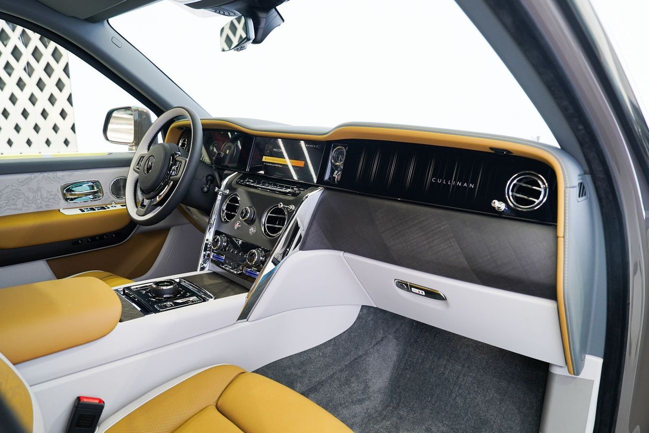 Rolls-Royce Cullinan SILVER BADGE