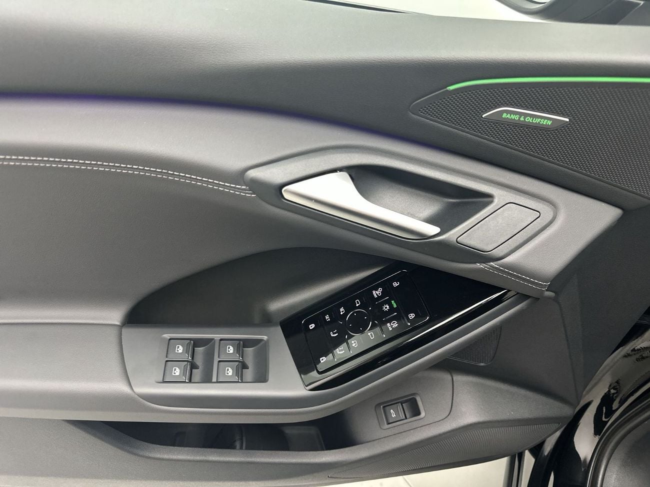 أودي Q6 إيترون Q6 SUV e-tron quattro 387hp (Ref# 012607)