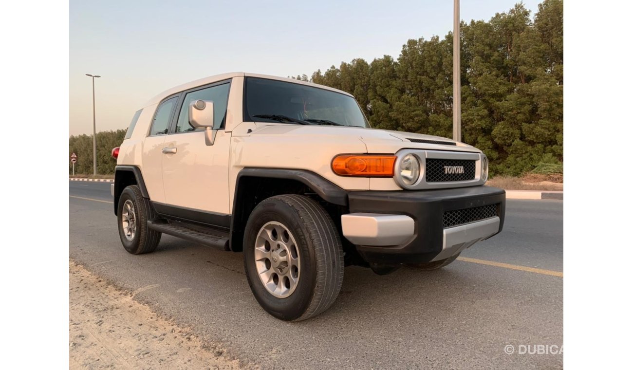 Toyota FJ Cruiser Toyota FG model 2011  gcc very celen car km 208,987 AED 52,000