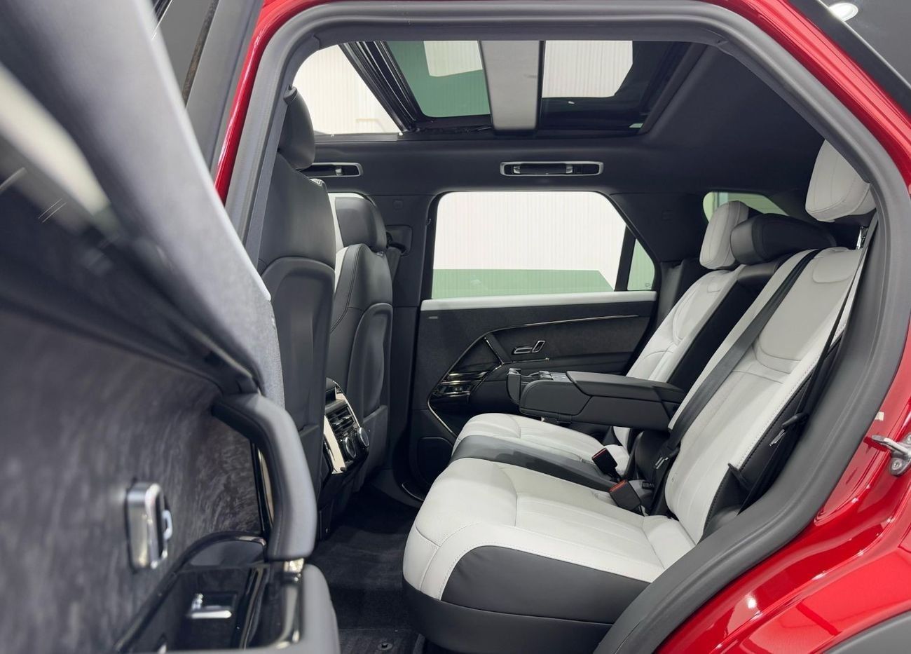 لاند روفر رينج روفر سبورت Dynamic SE P400 3.0L 2024 Range Rover Sport P400 SE Dynamic, Warranty, Very Low Kms, Excellent Condi