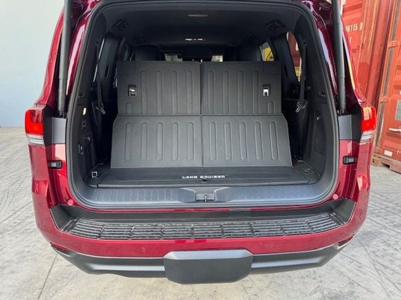 تويوتا لاند كروزر Toyota Lc300 Sahara 2025 RHD   maruni diesel  3.3L , grey interior