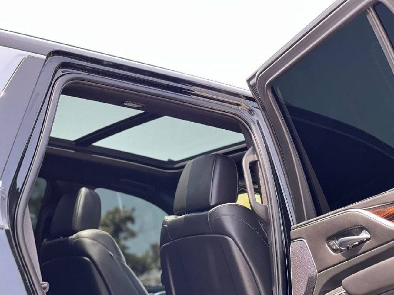 Cadillac Escalade Luxury 6.2L LUXURY PLATINUM 6.2L V8 PTR A/T // 2022 // FULL OPTION WITH RADAR , 360 CAMERA , HEADUP