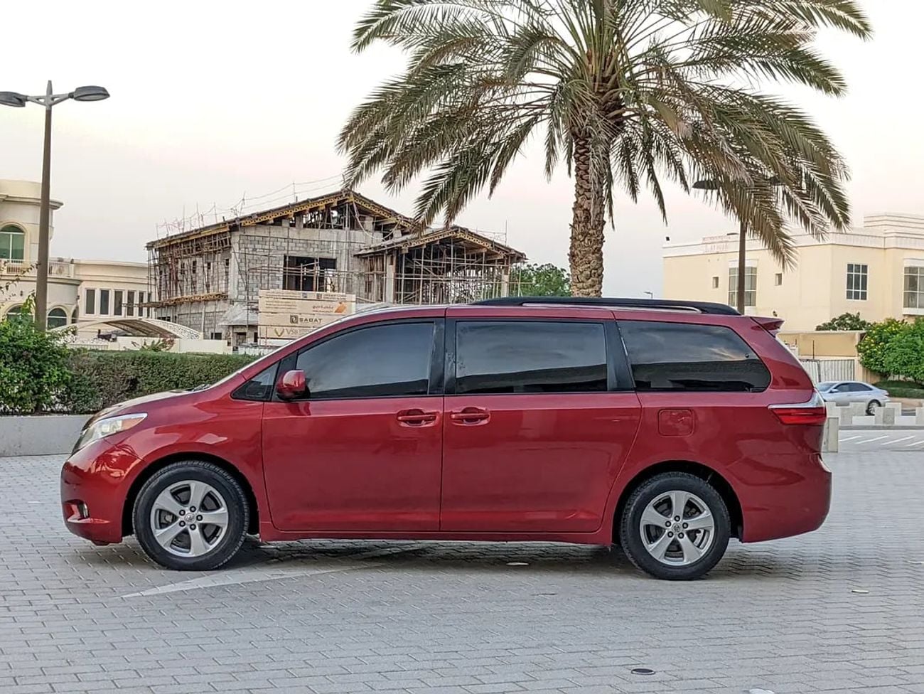 Toyota Sienna LE (NON GCC) Mid Option With Navigation In Perfect Condition 7 Seater Flawless Family Van