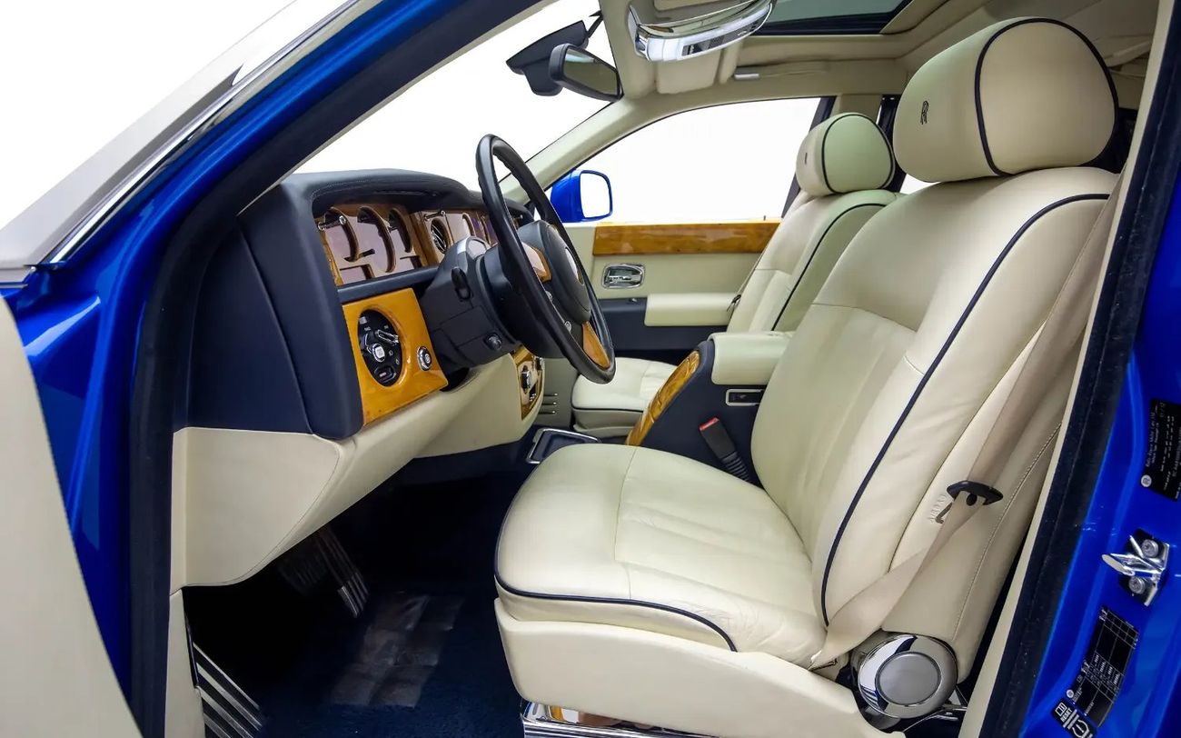 Rolls-Royce Phantom Std 6.8L Sedan ( Full Options With Star Lights ) - GCC Spec