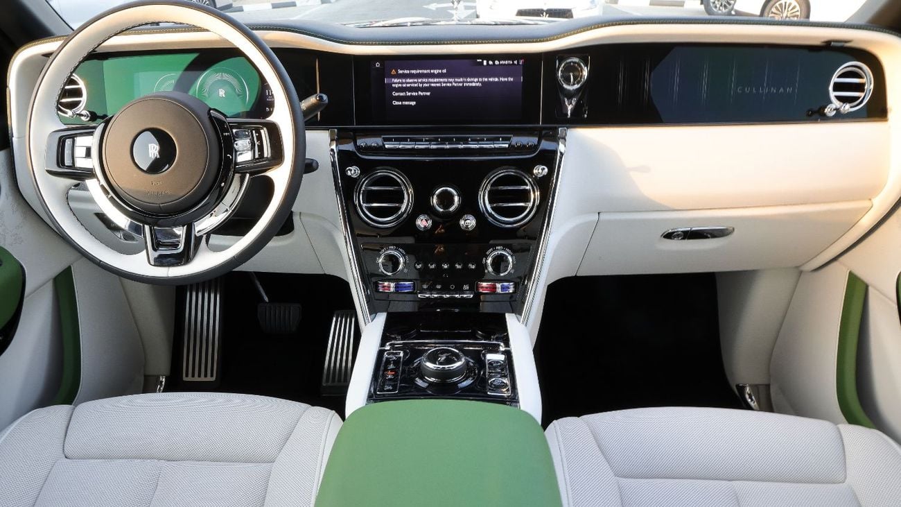 Rolls Royce Cullinan STANDARD Rolls Royce Cullinan - Silver Badge - 2026