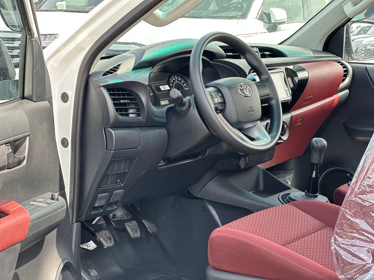 تويوتا هيلوكس سنغل كبين 2.4 لتر 4X4 ديزل ناقل حركة يدوي // 2026 // المواصفات القياسية: نوافذ كهربائية، مشغل DVD //