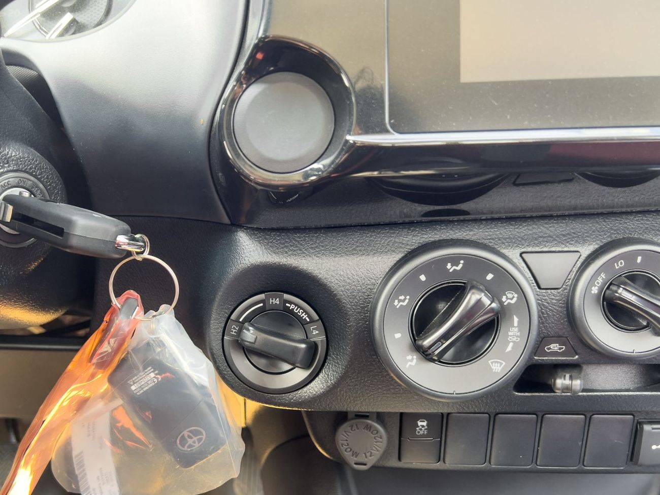 تويوتا هيلوكس EXPORT ONLY - Hilux GL 2.4L 4x4 Without Differential Lock