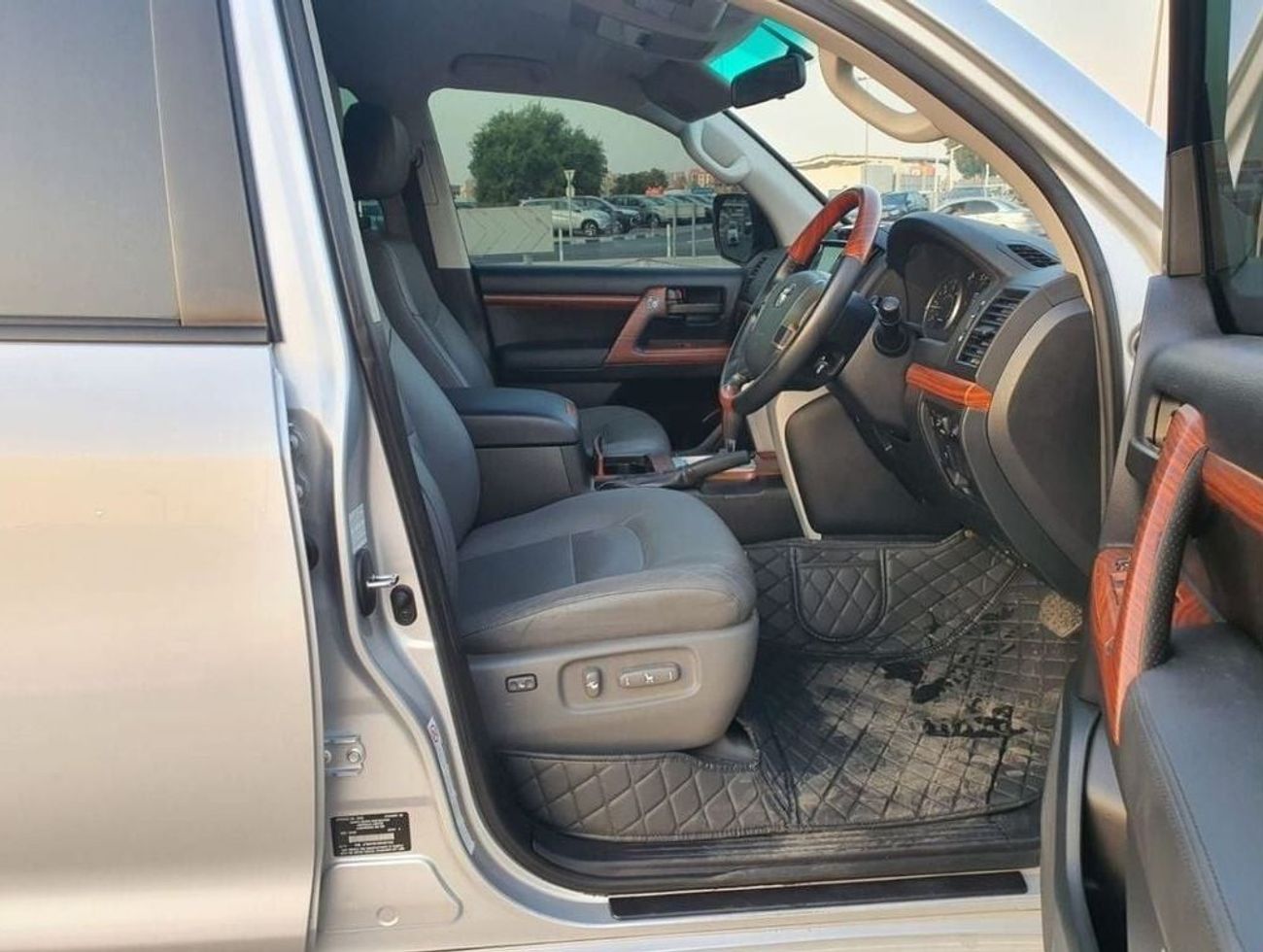 تويوتا لاند كروزر diesel 4.5 liter right hand drive face lift to 2024 model leather seats