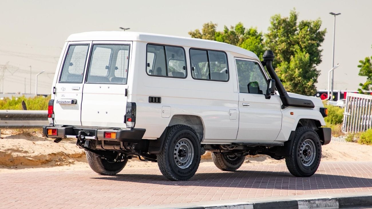 Toyota Land Cruiser 70 DX 4.0L M/T Toyota Land Cruiser 78 series 4.0L M/T