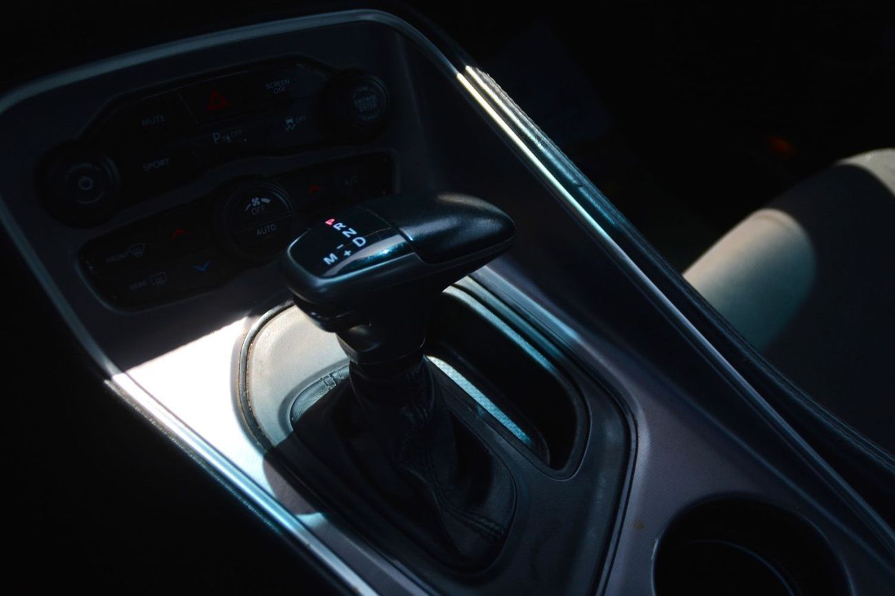 Dodge Challenger R/T 5.7L (370 HP) WHITE CLEAN V8 CAR IN BEST PRICE